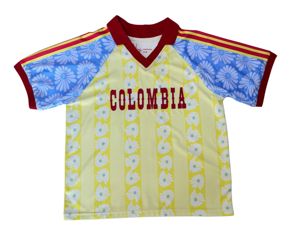 Frente de la camiseta con el estampado COLOMBIA