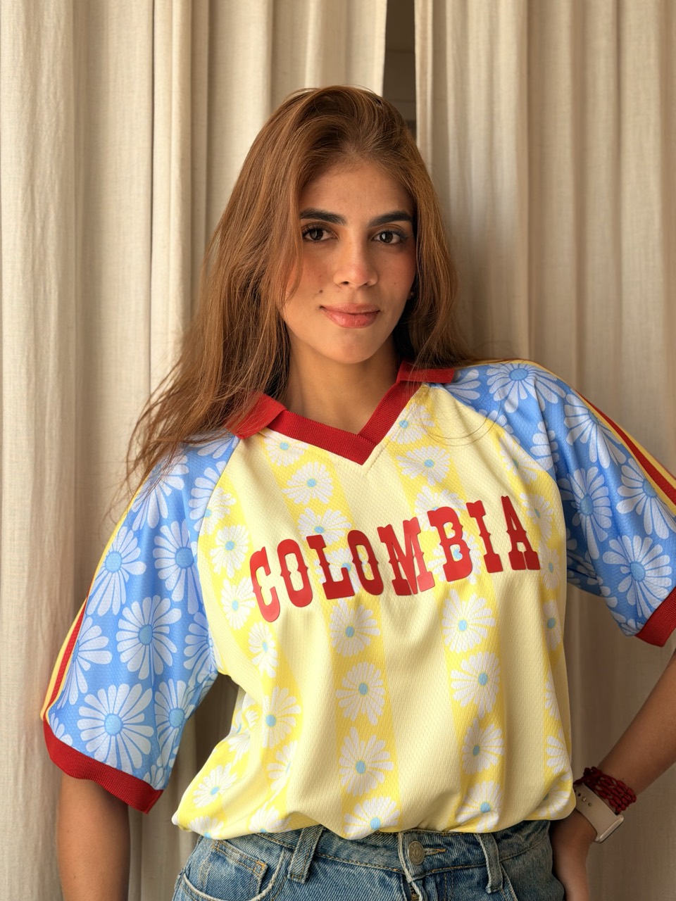 Camiseta clásica Colombia con diseño COLOMBIA, vista frontal