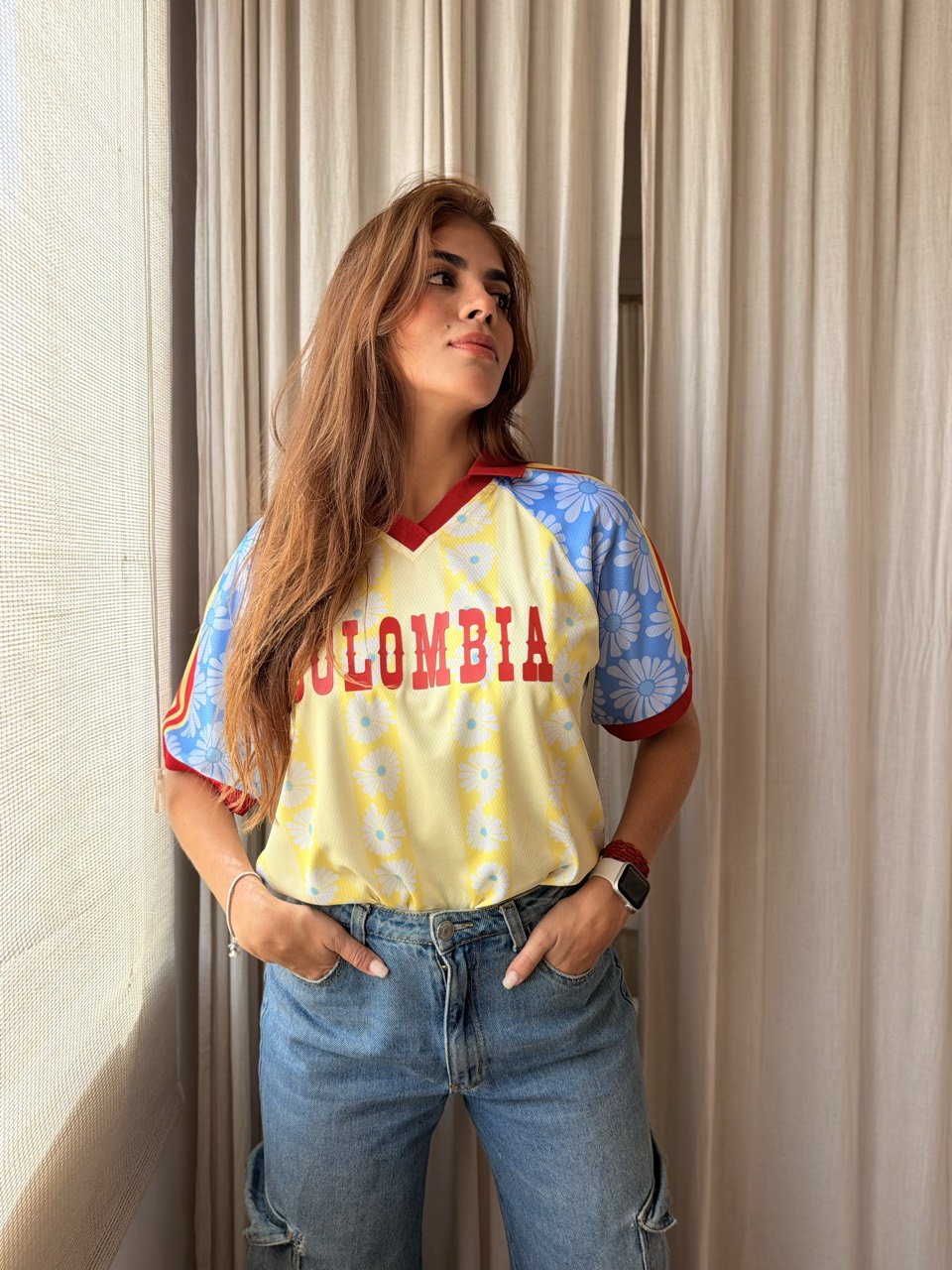 Modelo posando con la camiseta clásica Colombia edición Mundial