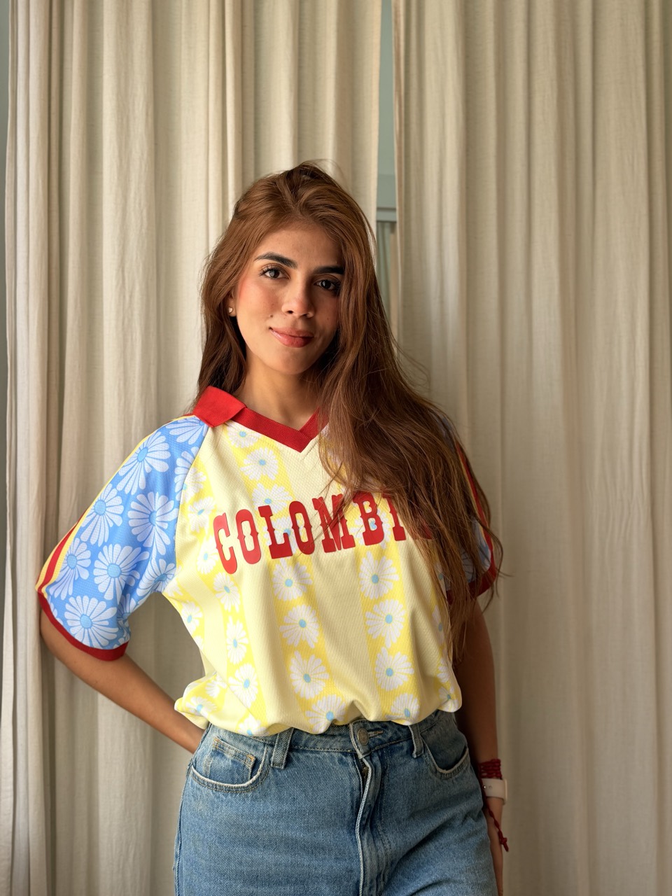 Modelo luciendo la camiseta clásica Colombia, mano en la cadera