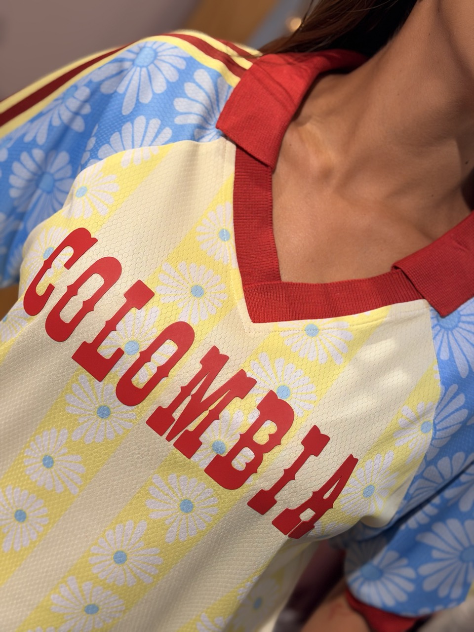 Detalle del estampado COLOMBIA en alto relieve