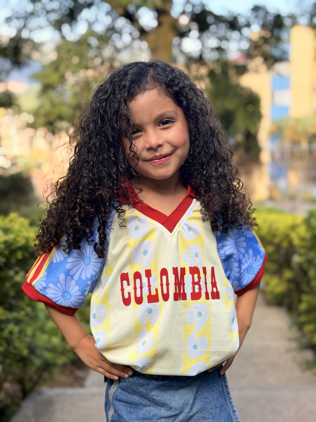 Camiseta de niño clásica Colombia, vista frontal con lettering COLOMBIA