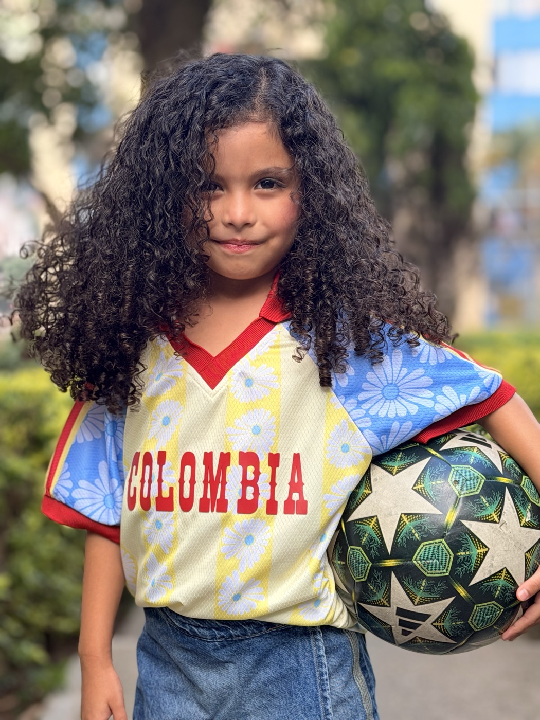 Niña luciendo la camiseta clásica Colombia