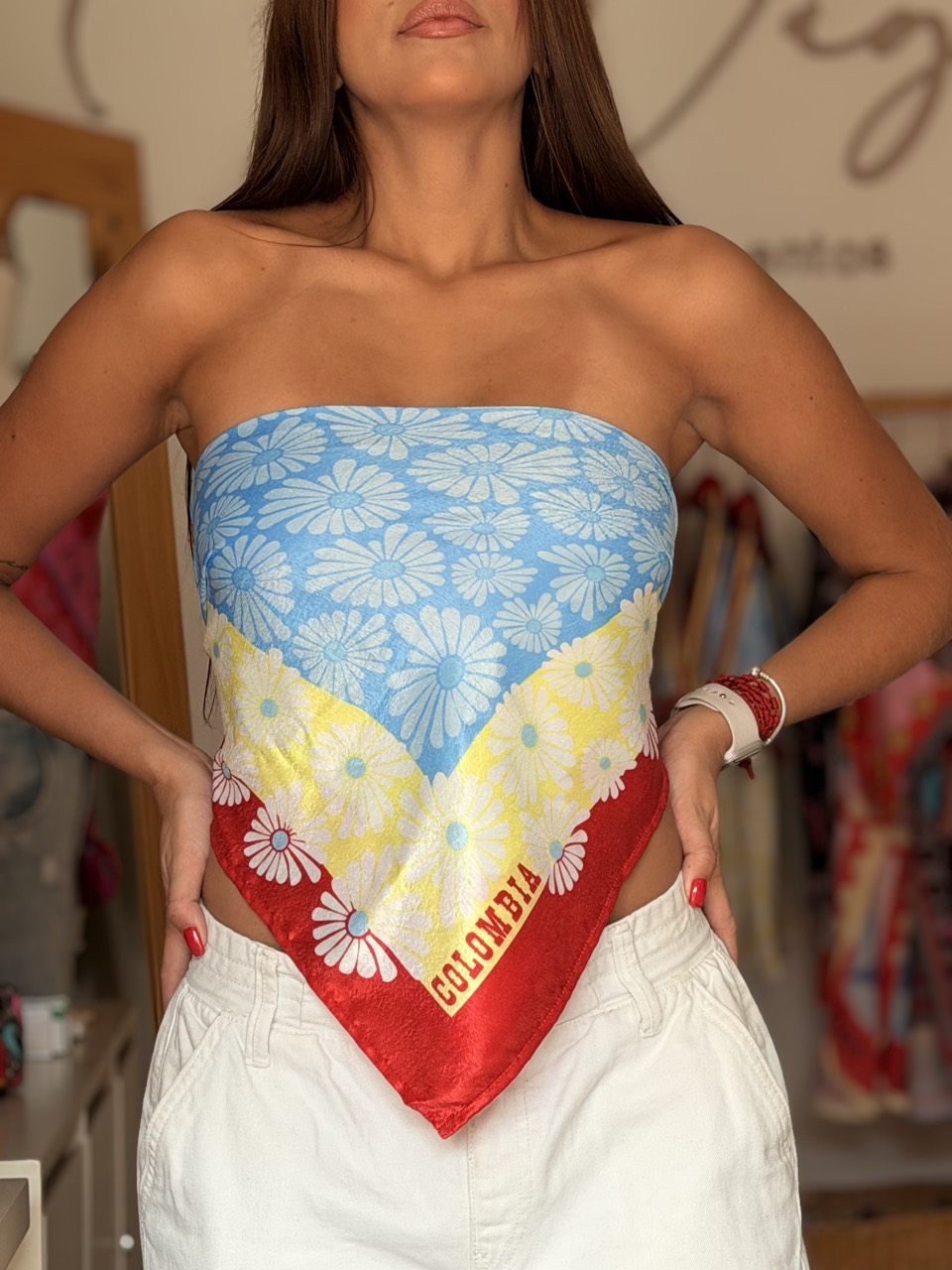 Detalle de la pañoleta tricolor con el lettering COLOMBIA y borde rojo
