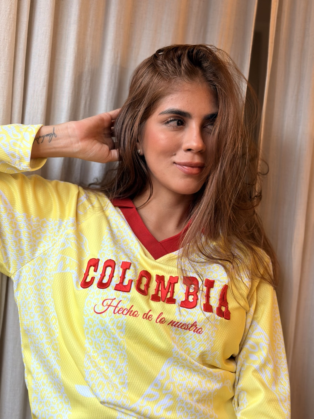 Suéter Colombia amarillo puro de manga larga, vista frontal